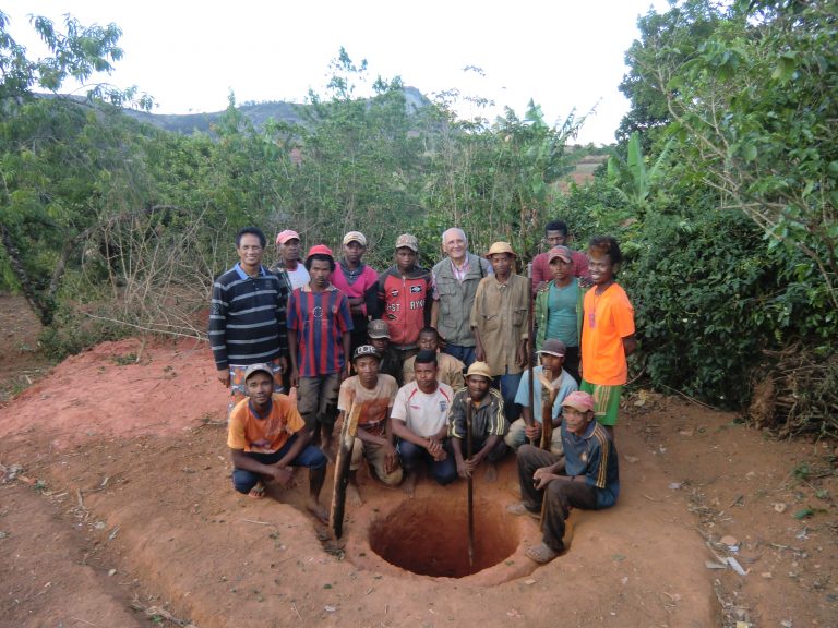 2018 : Le puits creusé et les élèves du chantier école entourant le Président d’Electr’Eau-Partage le financeur.