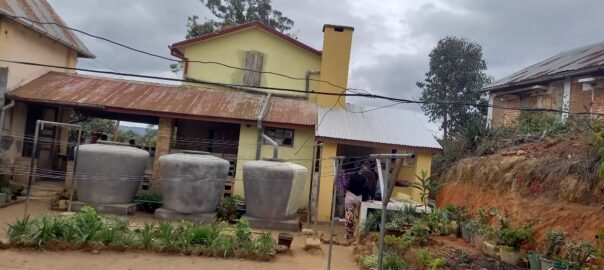 Bacs de récupération d'eaux de pluie financés par les parents