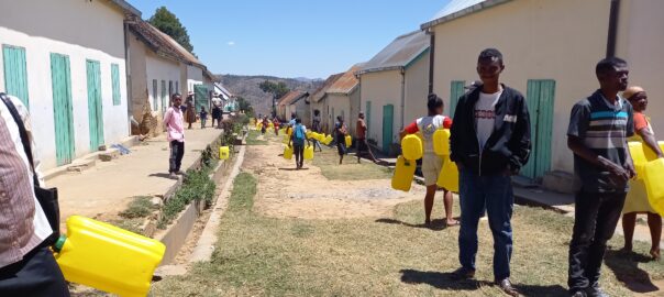 Tout le monde repart dans sa famille avec ses bidons