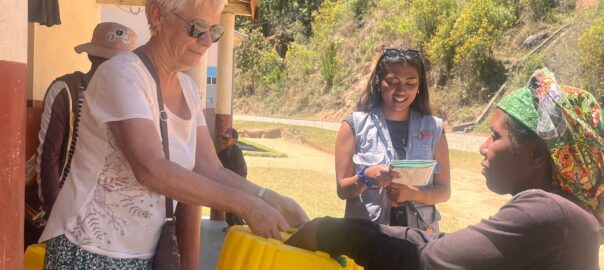 Distribution de 2 bidons par famille