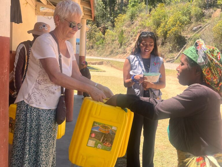 Distribution de bidons à Iléna