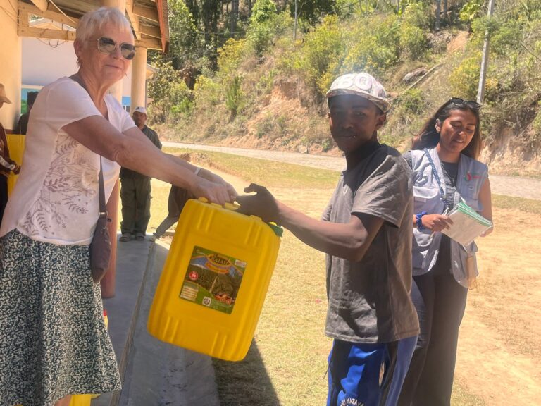 Distribution des bidons aux familles