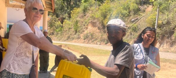 Distribution des bidons aux familles