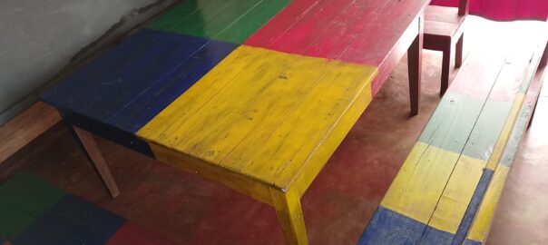 Tables et bancs rénovés par les membres de l'association